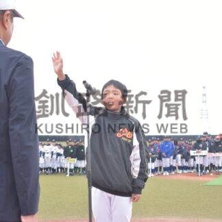 頂点目指し熱戦火ぶた　１３チーム健闘誓う　道軟野連釧路支部【釧路市】(2026-05-01)