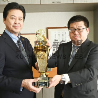 バスケ協会Ｕ１５部会に優勝カップなど寄贈　ゆうやけライオンズクラブ【釧路市】(2026-04-28)