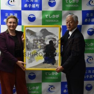 横綱大鵬の歩み表現　ウクライナ出身スコロパデンコさん、弟子屈町に絵画寄贈【弟子屈町】(2026-05-02)