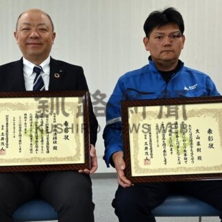 長年、交通安全推進に貢献　厚岸清掃社と従業員に表彰状伝達【厚岸町】(2026-05-04)
