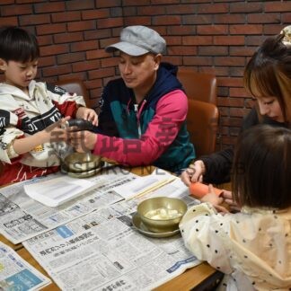 繭玉から生糸作り、親子連れ楽しむ　釧路市立博物館【釧路市】(2026-05-05)