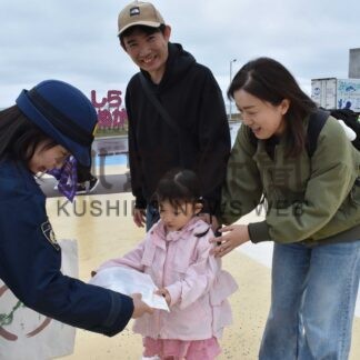 ＧＷ、安全運転心掛けて　道警釧本などしらぬか恋問館で啓発【白糠町】(2026-05-05)