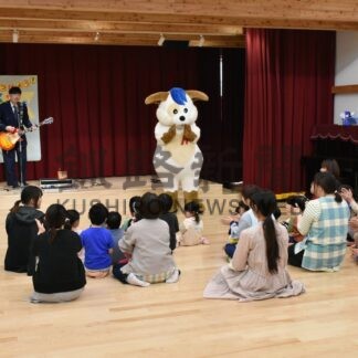 川湯保育園で特殊詐欺防止ソング弾き語り披露　弟子屈署【弟子屈町】(2026-05-06)