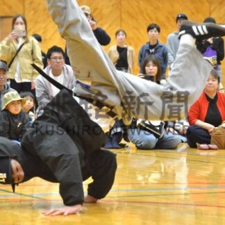 迫力のダンスで対決　キッズキャンプ、小中生ブレイキン披露【釧路町】(2026-05-12)