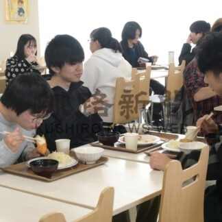 １００円朝食に大勢の学生　釧公大【釧路市】(2026-05-12)