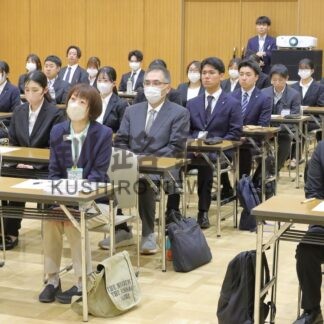 公務員の心構え、市の概要学ぶ　市新任職員研修【根室市】(2026-05-12)
