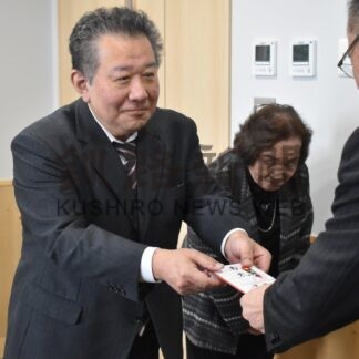 坂巻さん親子、市地域福祉基金に１０万円寄付【根室市】(2026-05-14)