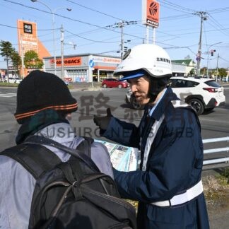 自転車青切符制度を周知　釧路署、スマホ操作を口頭指導【釧路町】(2026-05-16)