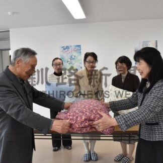 慈徳会の施設に手作り枕カバー　釧路更生保護女性会【釧路市】(2026-05-17)