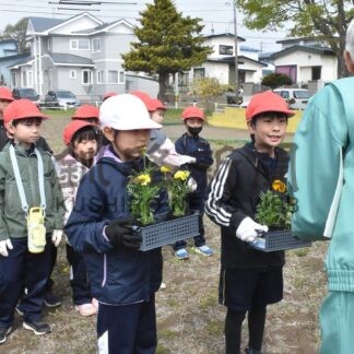花苗植栽 児童ら丁寧に　釧路市白樺台地区、１号公園で贈呈式【釧路市】(2026-05-22)