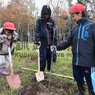 エゾヤマザクラの苗８０本植樹に汗　小中学生や地域住民(2026-05-28)