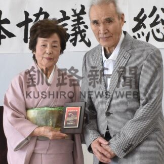 感謝、感動の足跡刻む　文学団体協、釧路春秋賞６人たたえ【釧路市】(2026-05-29)