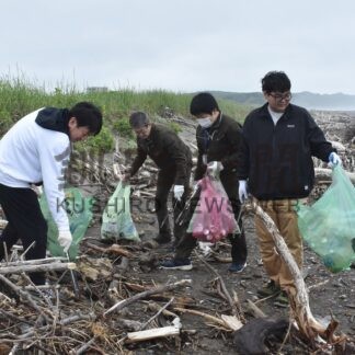 町商工会青年部員ら、象の鼻海岸周辺清掃【白糠町】(2026-06-08)