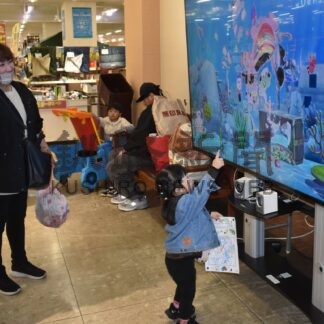 描いた魚動いたよ　釧路町で環境展　家族連れでにぎわう【釧路町】(2026-06-09)