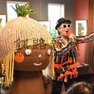 着ぐるみ「やちっぺ」デビュー　おたのしけギャラリー、満員の観客でにぎわう　ハルミックスのライブも【釧路市】(2026-06-11)