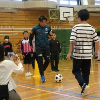 ドリブルリレー白熱　コンサドーレ３選手、芦野小生とサッカー交流【釧路市】(2026-06-12)