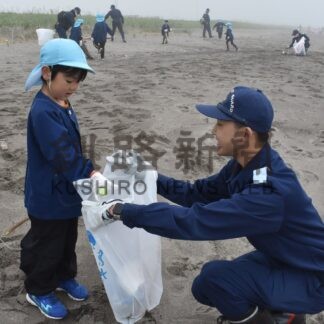 恋問海岸、園児ら清掃　１管航空基地【白糠町】(2026-06-17)