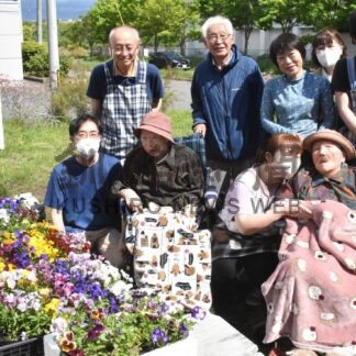 グループホームに花の苗１４２株寄贈　釧路花くらぶ【釧路市】(2026-06-17)
