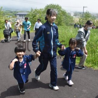 初の５団体合同避難訓練白糠　学校や町内会から４００人　参加者同士が協力【白糠町】(2026-06-17)