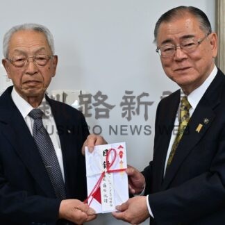 根室市パークゴルフ同好会長の藤原さん　管理棟備品の掃除機購入費を市に寄付【根室市】(2026-06-22)