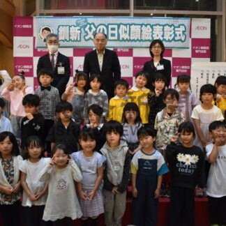 入賞園児 笑顔広がる　釧新父の日似顔絵展表彰式【釧路市】(2026-06-22)