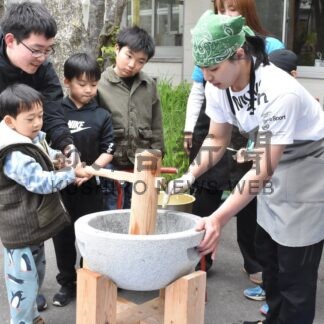園児、餅つき「楽しかった」　元町てらこやで催し【釧路市】(2026-06-27)