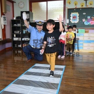 交通安全・防犯教室で横断歩道の渡り方学ぶ　カトリック幼稚園【厚岸町】(2026-06-27)