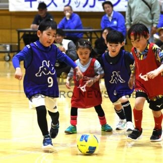 懸命にボール追う　幼児対象にサッカーフェス【釧路市】(2026-06-28)