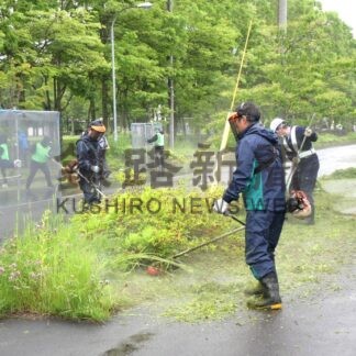 鳥取公園通歩道部緑地帯を草刈り　本田組が地域貢献【釧路市】(2026-07-07)