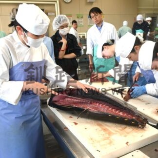 マグロ解体に挑戦　厚岸翔洋高３年生が実習【厚岸町】(2026-07-08)