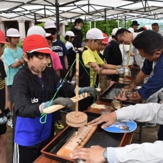 弟子屈小児童 火おこし挑戦　道ＬＰガス協会釧路ファイアー学習【弟子屈町】(2026-07-08)