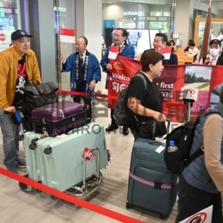 シンガポール ツアー客お出迎え　「ＳＪ６０」企画、釧路空港でＪＡＬなど【釧路市】(2026-07-09)
