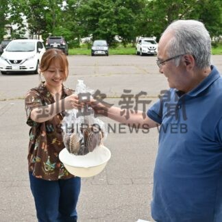新鮮ホタテに笑顔　町内全戸に無償配布【標津町】(2026-07-09)