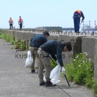 港湾関係者ら１５０人、西港でごみ拾い【釧路市】(2026-07-10)