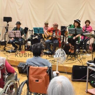 入居者ら昭和歌謡楽しむ　ときわ台ヒルズ、Ｊ＆Ｂがコンサート【釧路市】(2026-07-15)