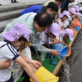 「ヤマベ 大きくなってね」　園児ら釧路川に稚魚放流【弟子屈町】(2026-07-18)