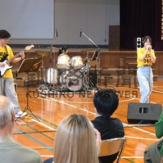 吹奏楽やバンド演奏披　露阿寒高校で学校祭楽しむ【釧路市】(2026-07-18)