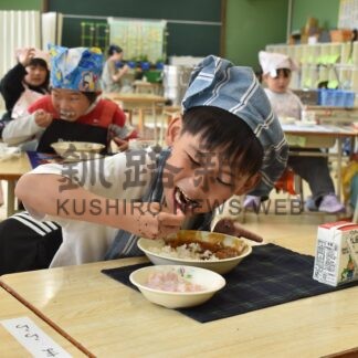 根室市内小中学校で花咲ガニカレー提供　ふるさと給食の日【根室市】(2026-07-18)