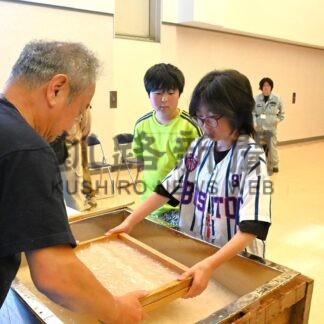 地元の子供たち和紙すきに挑戦【標津町】(2026-07-21)