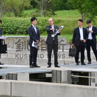 鈴木農水相、サケふ化場視察　「今すぐ研究加速を」(2026-07-23)