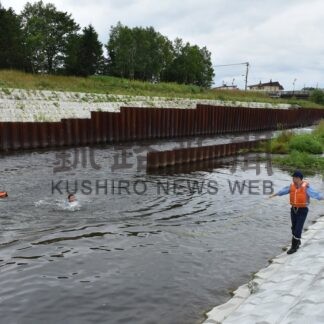 園児、水の事故に気を付けて　警察官、川で実演【弟子屈町】(2026-07-23)