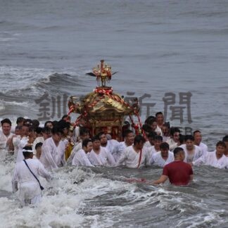 海中みこし威勢よく　白糠厳島神社例大祭【白糠町】(2026-07-27)