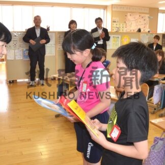 釧路の全小学校に多言語絵本を寄贈　保育教育研究所マロドン企画【釧路市】(2026-07-28)