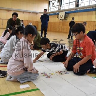 児童ら素早く札取り合う　釧路で防犯教育かるた大会【釧路市】(2026-07-29)