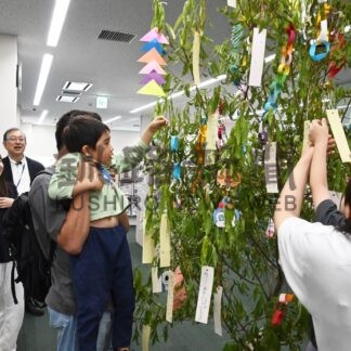 ヤナギの木に願いつるして　近藤林業が図書館に寄贈【釧路市】(2026-07-31)