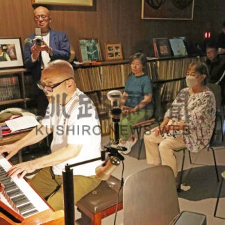 ジャズやボサノバ、ピアノで多彩な演奏　曽山さんライブ【根室市】(2026-07-15)