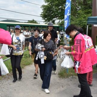 しべちゃ牛乳「おいしい」　塘路駅でノロッコ号乗客に配布【標茶町】(2026-08-05)
