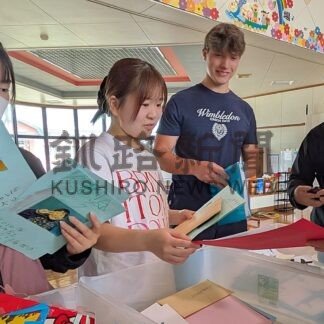 卒業生ら思い出の品と再会　花咲港小、タイムカプセル開封【根室市】(2026-08-05)