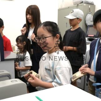 １億円の重さ実感　銀行の仕組み学ぶ　道銀釧路支店、夏休み親子体験【釧路市】(2026-08-06)