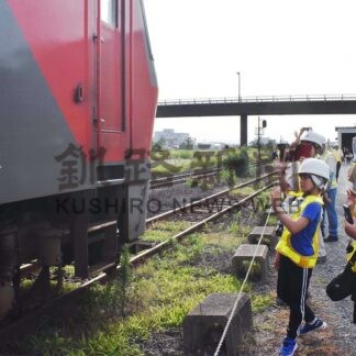 貨物列車、間近で見送り　親子ら駅構内、歴史見学【釧路市】(2026-08-06)